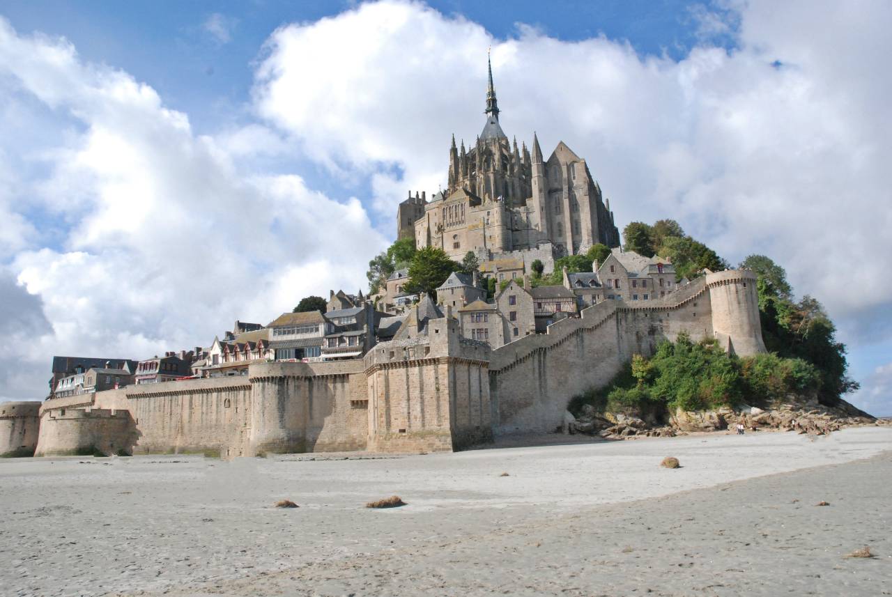 Opatství Mont-Saint-Michel při odlivu s obnaženým pobřežím