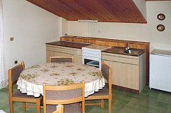 PRIMOŠTEN / APARTMÁNOVÝ DŮM VESNA