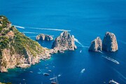 NEAPOLSKÝ ZÁLIV MEZI VESUVEM A OSTROVEM CAPRI